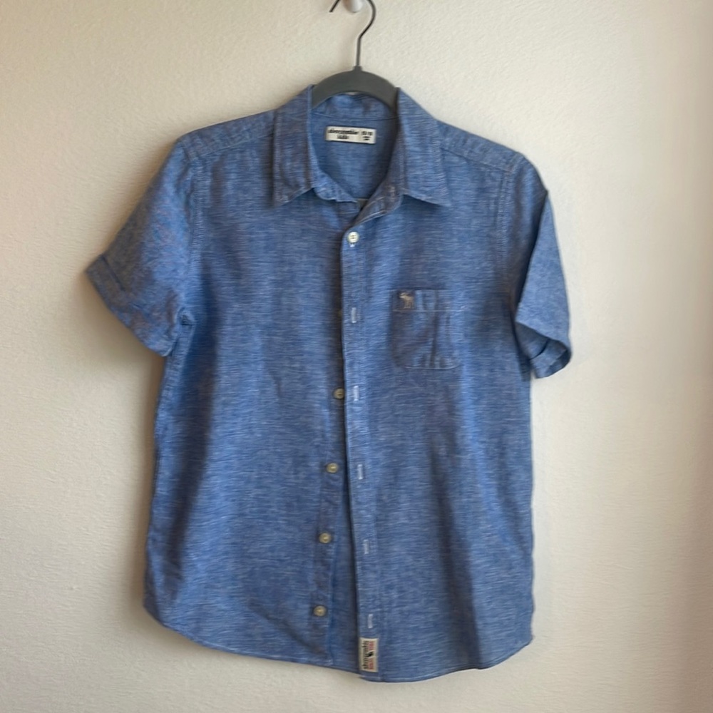 Abercrombie kids boys blue short sleeve button down w/ pocket. Size 15/16